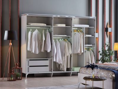Stor och rymlig garderob med 6 dörrar och gott om inredning för klädförvaring