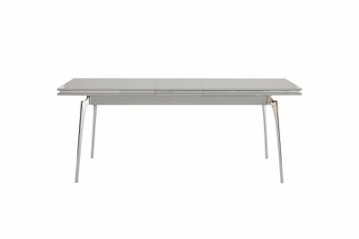 Stilrent matbord med vit, högblank skiva och silvriga ben