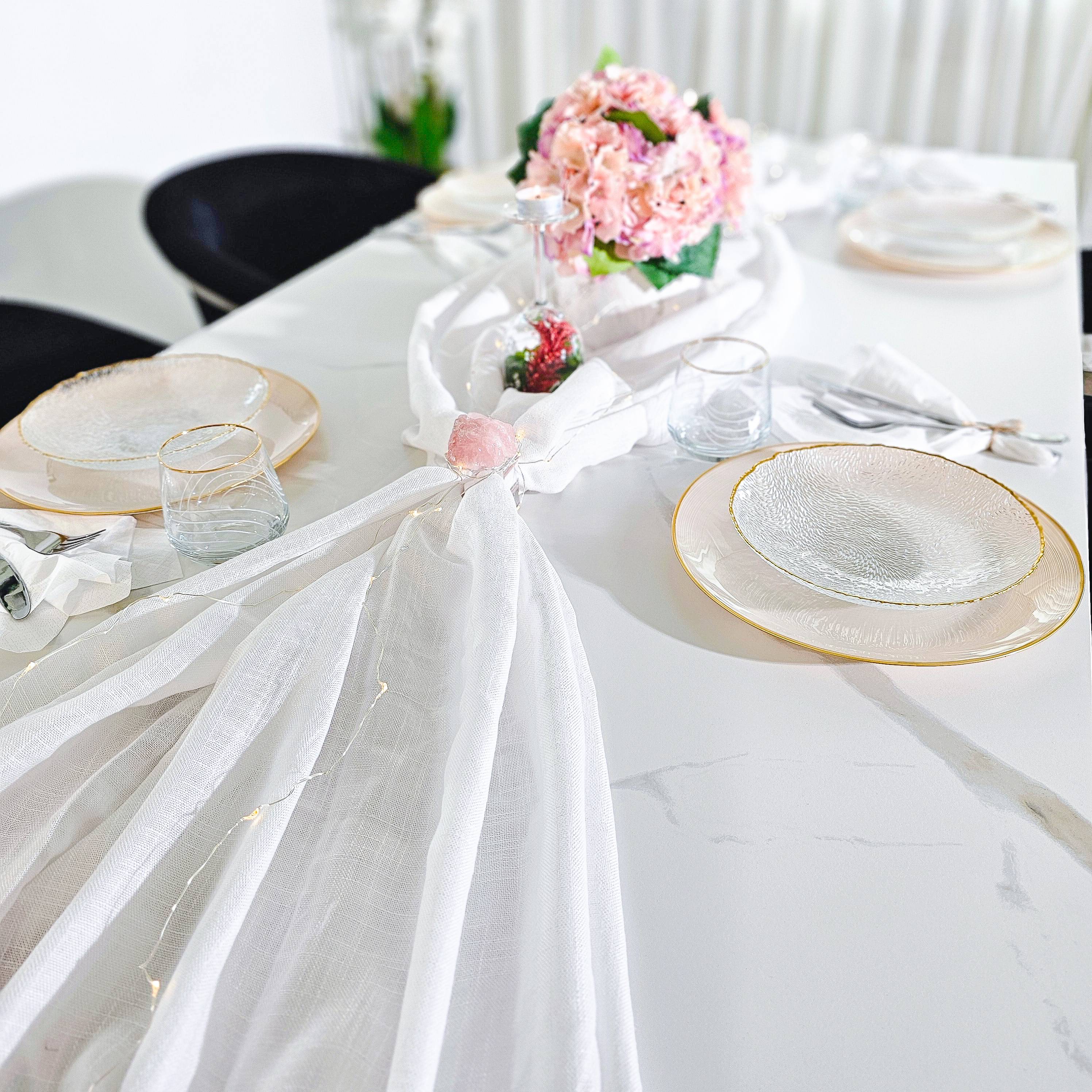 Bild på ett vitt bord som är fint dukat inför exempelvis en middagsbjudning.