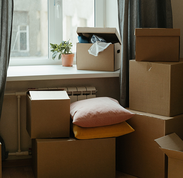 Flytta hemifrån? Tänk på detta när du ska köpa möbler, speciellt soffa eller soffgrupp. Bild på kartonglådor